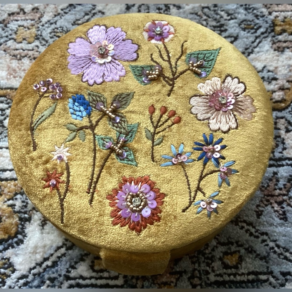 Handmade Embroidered Jewelry Storage Box - Picture 2 of 8